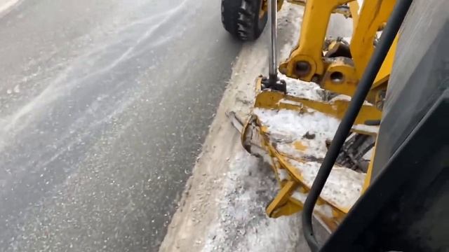 Слетел с дороги. Снимаем ледяной накат на Автогрейдере.