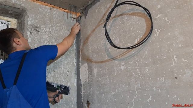 Раскидываю проводку в кухне и шпаклюю углы