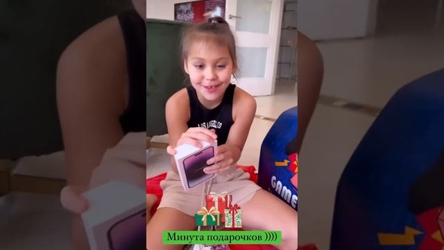 Оксана Самойлова дети разбирают новогодние подарки