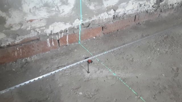 Установка маяков на пол,под заливку грубым равнителем.