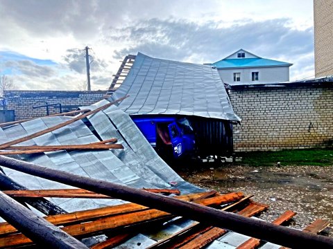 В Татарстане сильный ветер повредил четыре автомобиля и кровлю почты