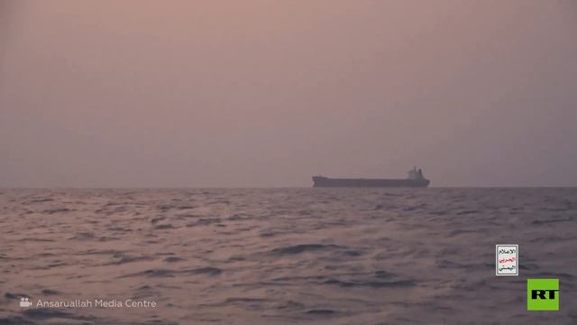 لحظة استهداف سفينة "ترانسورلد نافيجيتور" في البحر الأحمر