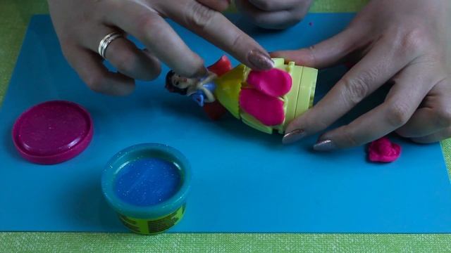 Little Fingers лепят из пластилина Play-Doh Белоснежку/ Play-Doh Snow White