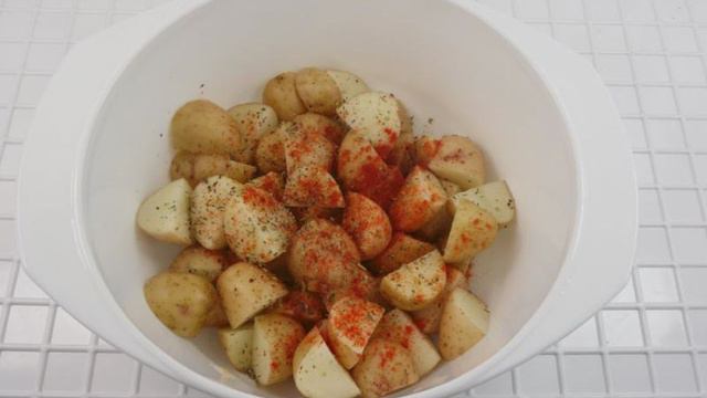 Салат с молодым картофелем и вялеными томатами