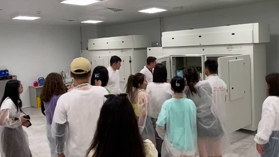 Студенты из Китая посетили лабораторный комплекс университета "Сириус"