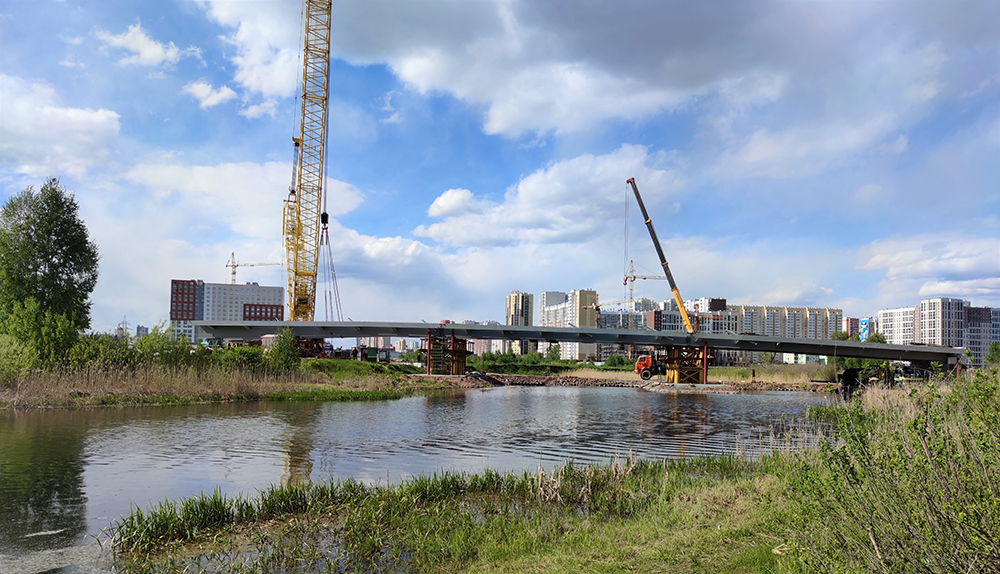 В Челябинске через р. Миасс в районе Университетской набережной строят вело пешеходный вантовый мост