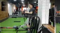 Подъемы согнутых ног в висе с упором