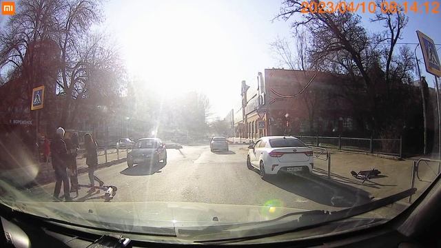 Юноша упал с электросамоката