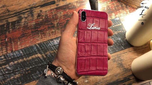iPhone X в коже крокодила с именной надписью