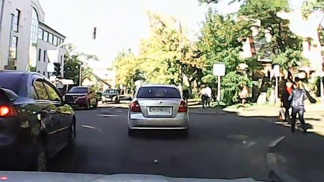Как не надо совершать маневр поворота. Донецкий водитель поворачивает налево со среднего ряда.