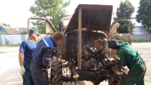 Мужики нашли старинную пожарную машину и восстановили ее