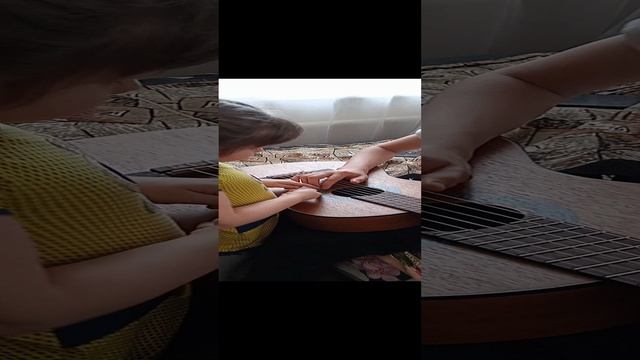 Милашка Вера, учится играть на гитаре