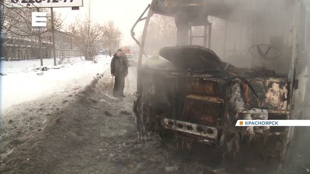 На правом берегу Красноярска загорелся автобус