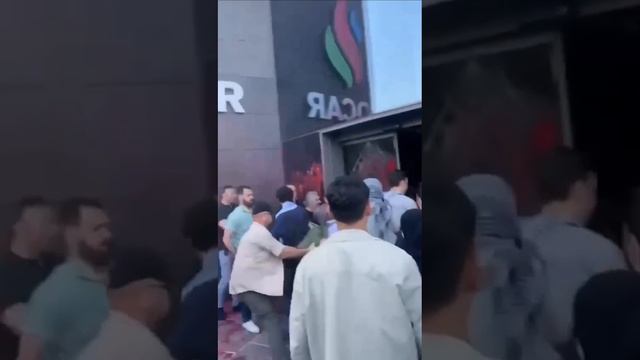 В Стамбуле протестующие атаковали офис азербайджанской государственной нефтяной компании SOCAR