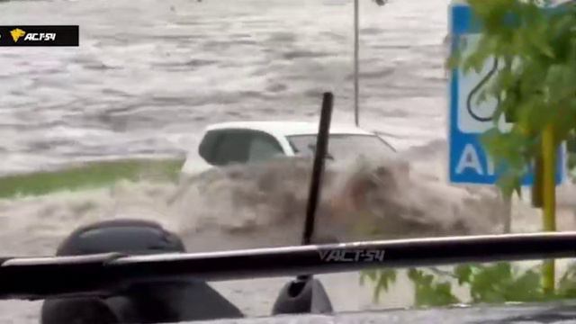 Наводнения после прошедшего дождя с градом в Новосибирске, Россия