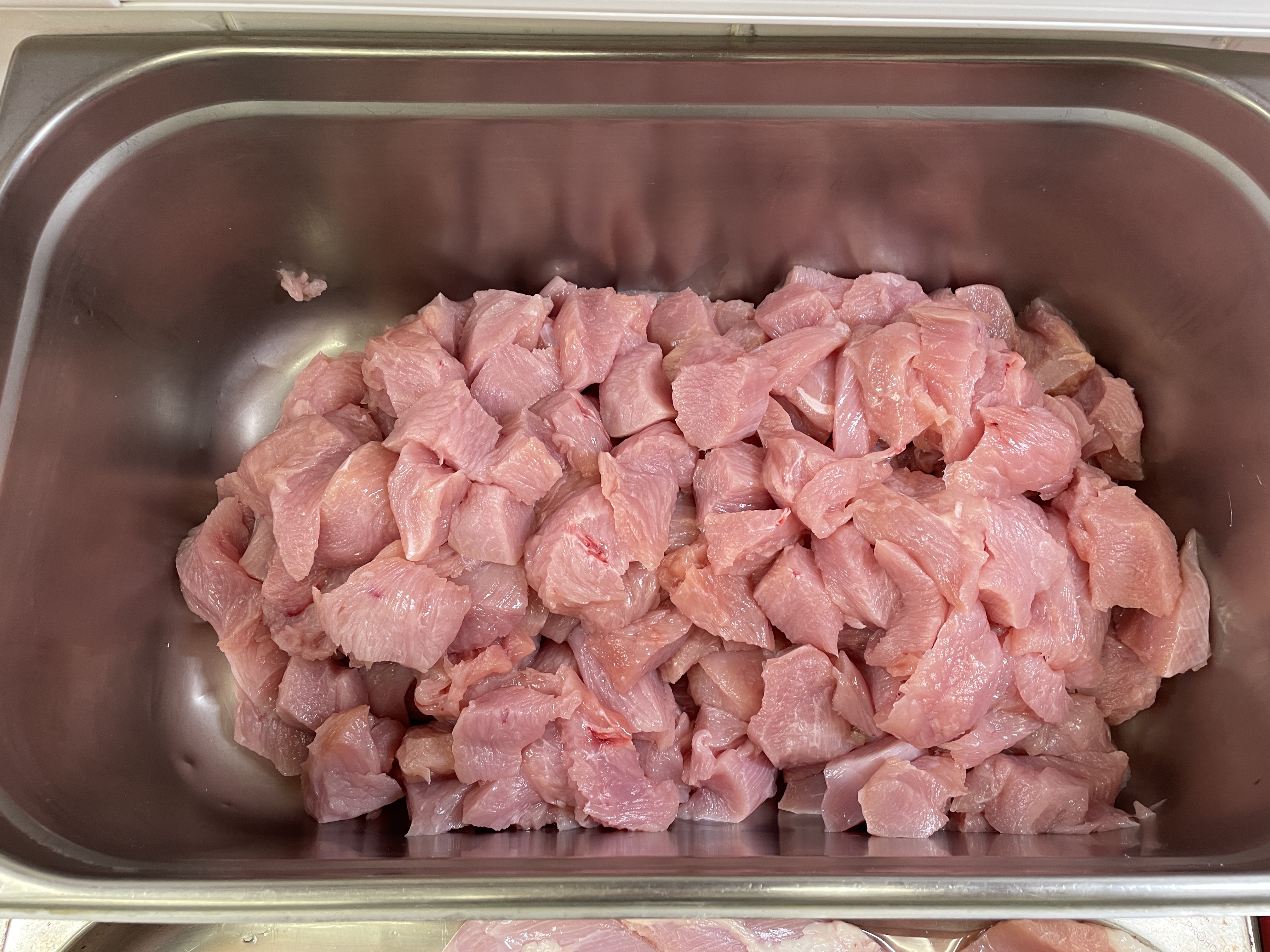 Как нарезать мясо индейки (грудку) на шашлык