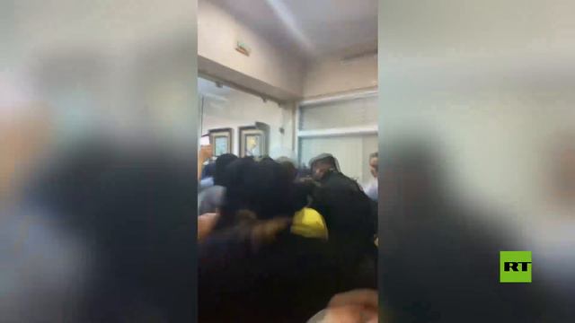 مشاهد من مداهمة الشرطة التونسية مقر عمادة المحامين واعتقال المحامية سنية الدهماني