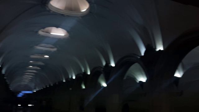 На Павелетской станции метро в Москве цитата дня в центре зала вестибюля ночью, Павелецкая
