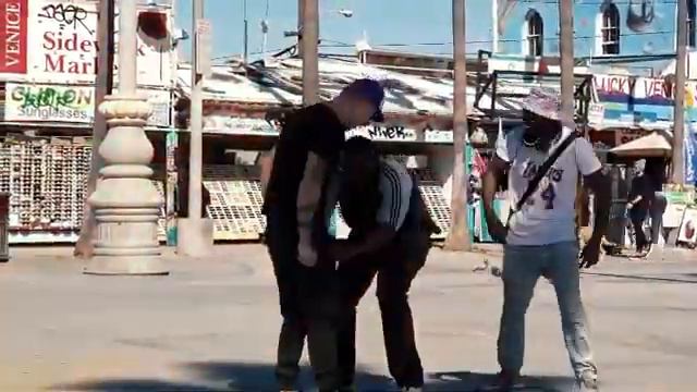 Edward Bil Поднимает Штаны Людям В ГЕТТО