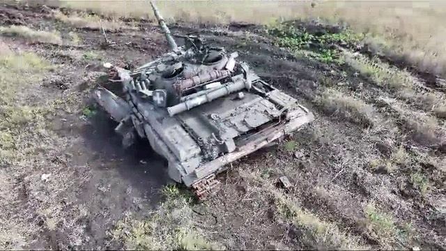 Подбитый и брошенный своим экипажем на Южнодонецком направлении украинский танк Т-64БВ.