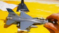 Распаковка Военный Самолёт F16B Видео для мальчиков ВОЙНУШКИ