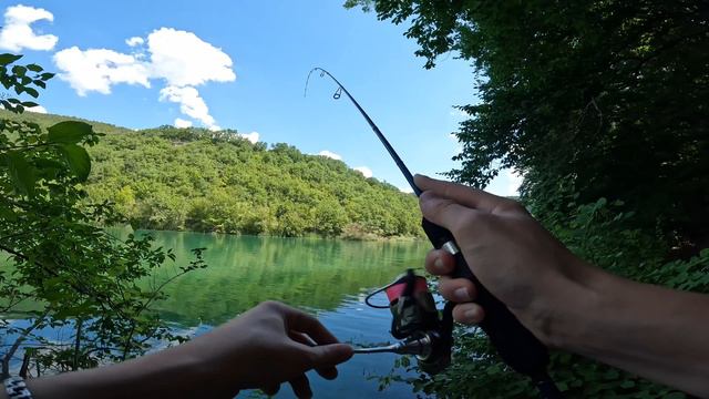 Попал на раздачу хорошего окуня 🐟🐟🐟 Рыбалка на живописном озере 🎣🏞️ Микроджиг 🔆