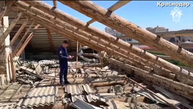 Ураган-в-Краснодаре сорвал крышу школы на детей. В Краснодарском крае штормовой ветер валит деревья
