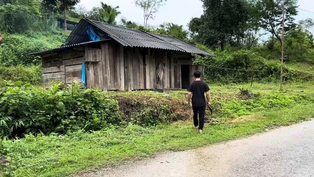 Go down to the stream to catch fish to dry, clean the house and come across a snake|Orphans'lives