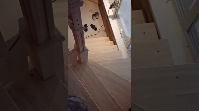 Лестница в доме из кругляка