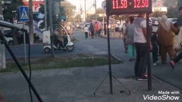 Бишкек 14.09.2021 г. уличный музыкант (рядом с рынком  орто-сай) вечер.