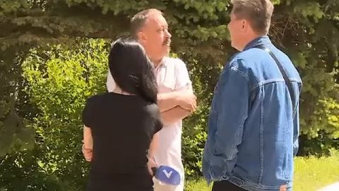 Единственную дорогу между двумя поселками незаконно продали в Вологодской области