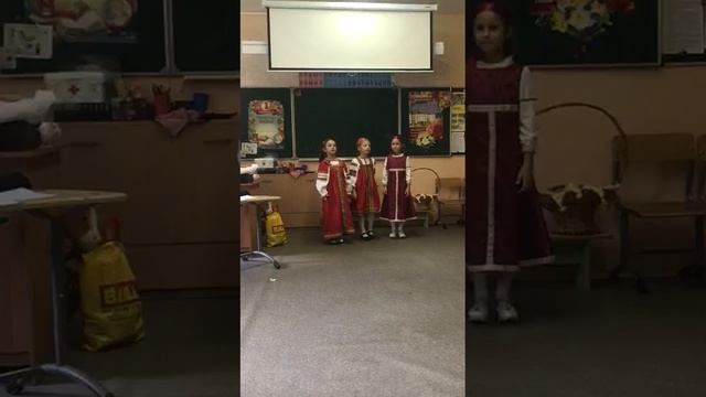 РУССКАЯ КРАСАВИЦА СОФИЯ В НАРОДНОМ КОСТЮМЕ ЧИТАЕТ СТИХИ