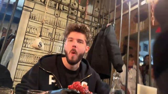 ХАЗЯЕВА НА СПОР ЕДЯТ БУРГЕРЫ ИЗ ВИДЕО ЭКСАЙЛА || koreshzy, exile , frametamer, kuertov