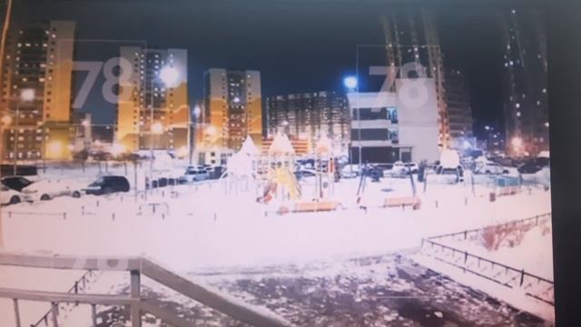 на улице Корнея Чуковкого в Санкт-Петербурге выпал человек из окна многоэтажки
