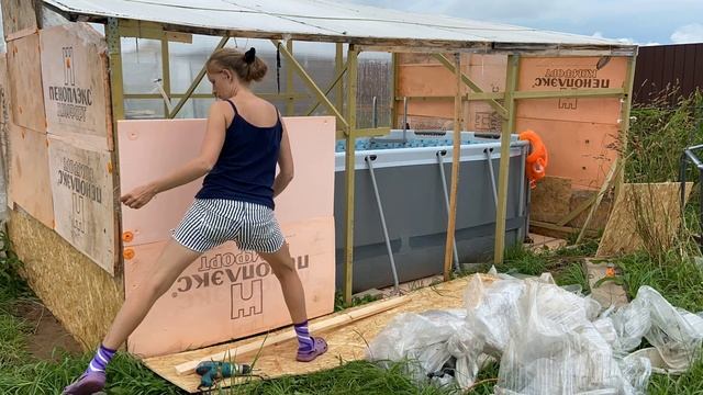 Прикрепляю пеноплэкс к навесу для бассейна