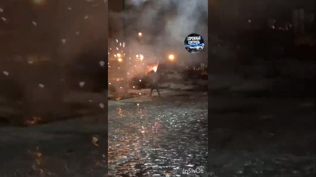 Молодой человек в дупль пьяный решил устроить шоу с фейерверком на Петровском бульваре.