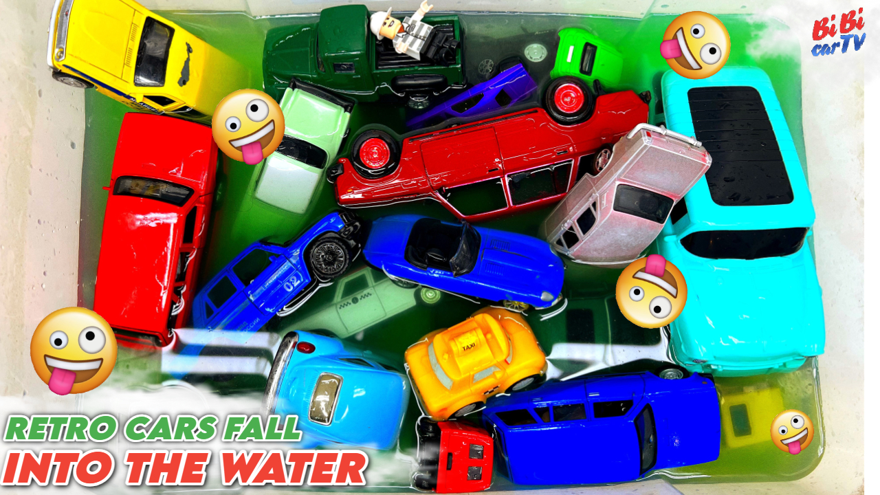 РЕТРО машины падают в воду с помощью Лего человека/Видео для детей/Детский канал