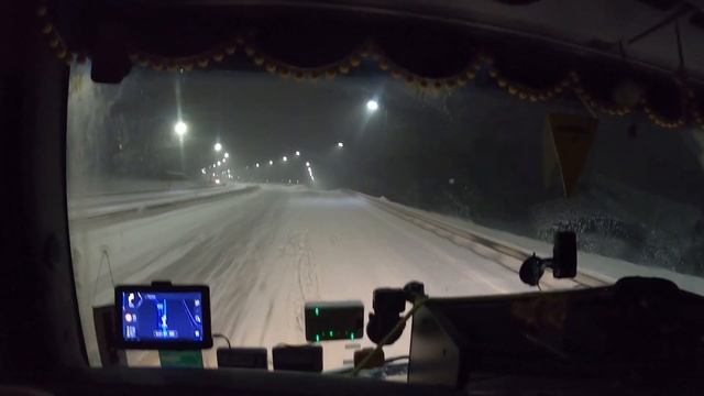 Прибыл на таможню. 4 дня пути по гололёду...Перевозим завод в 24 автомобиля