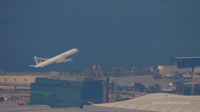 Эйрбас А321 китайской авиакомпании China Eastern взлетает из аэропорта Гонконга.