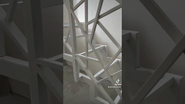 Лестница на ломаном косоуре с перилами в стиле LOFT Хаотичное заполнение