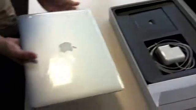 Unpacking Macbook Air July 2011