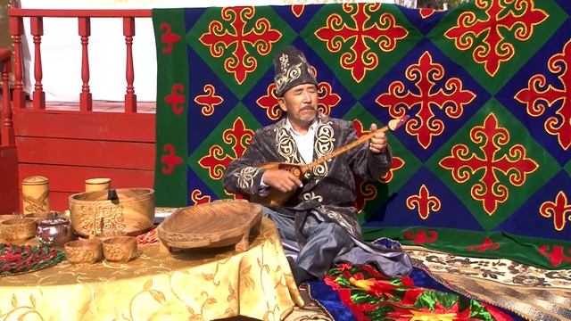 Казахская песня под аккомпанемент домбры - Омаров Жалель.mp4
