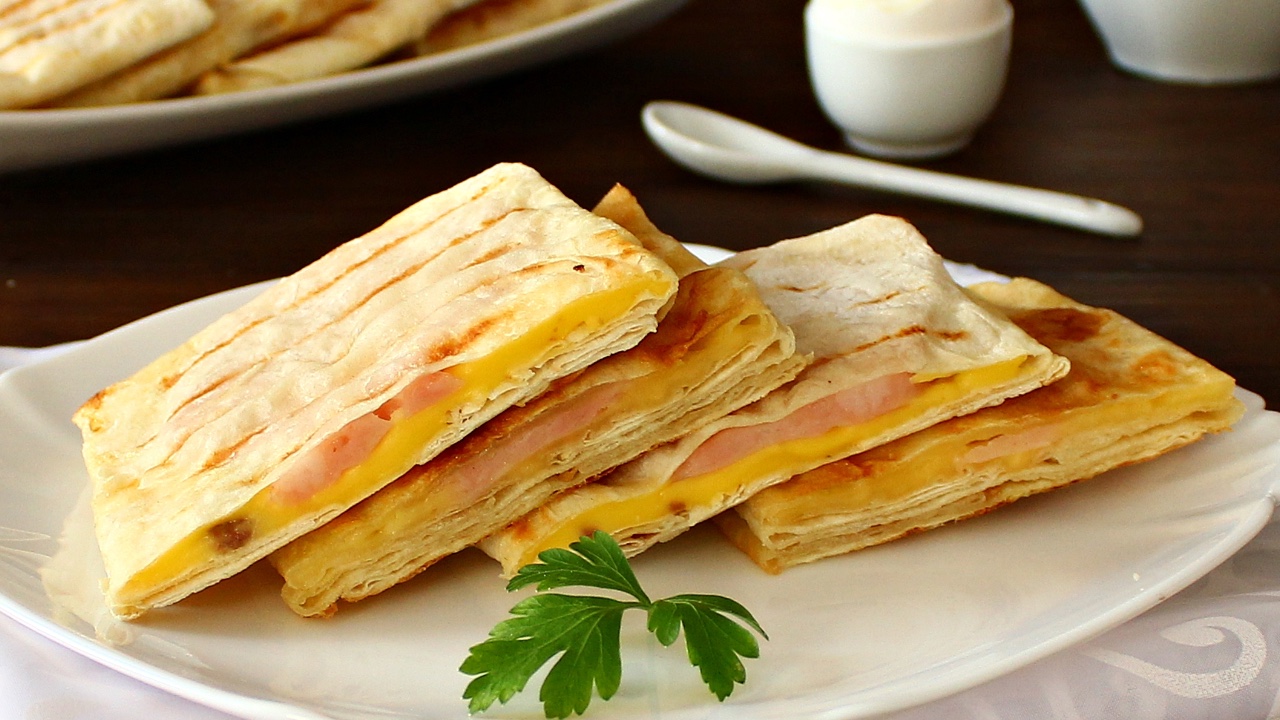 🌯 Конвертики из лаваша с сыром и ветчиной — рецепт быстрого завтрака!