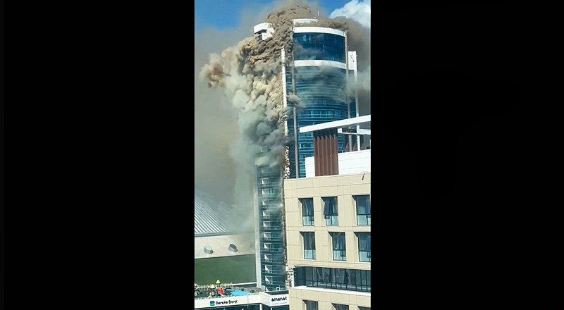 В столице Казахстана Астане загорелся 26-этажный жилой дом