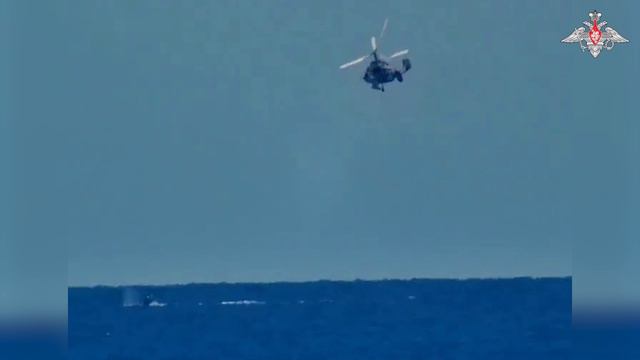 Минобороны России показали кадры уничтожения украинского морского дрона транспортно-боевым вертолёто