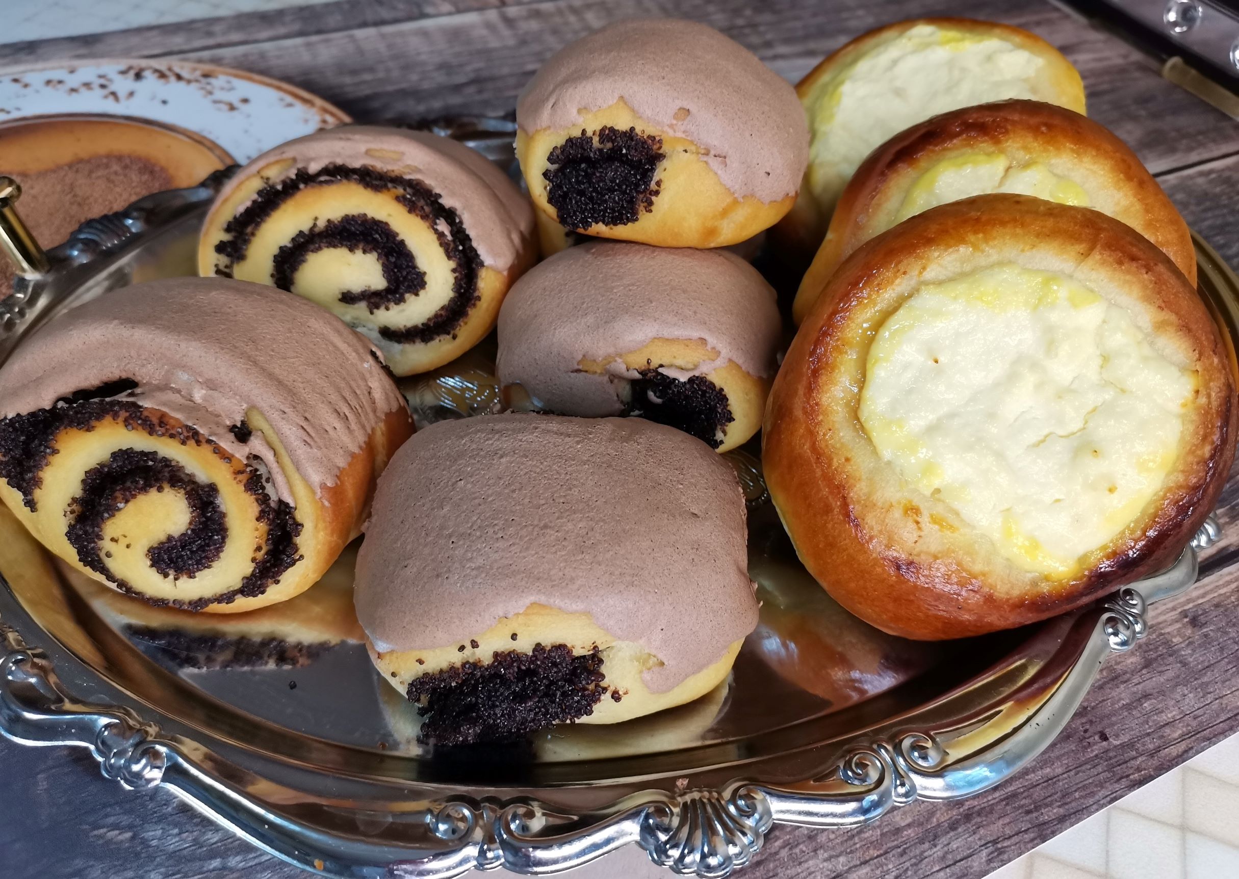 Булочки с маком и ватрушки с двойной начинкой и все из одного теста!