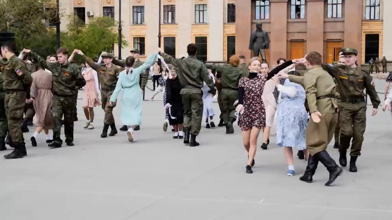 Перед главным корпусом ЮУрГУ вновь прошел танцевальный флешмоб «Вальс Победы»