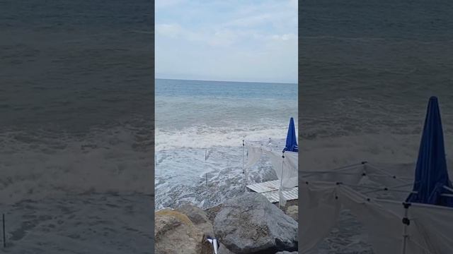 Пляж Дельфин в Лазаревском сегодня 06 июля 2024 года шторм