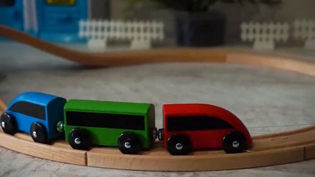 Деревянная железная дорога и игрушечный паровоз. Игрушки для детей