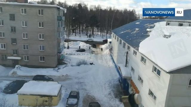 Снег с крыши на пешеходов